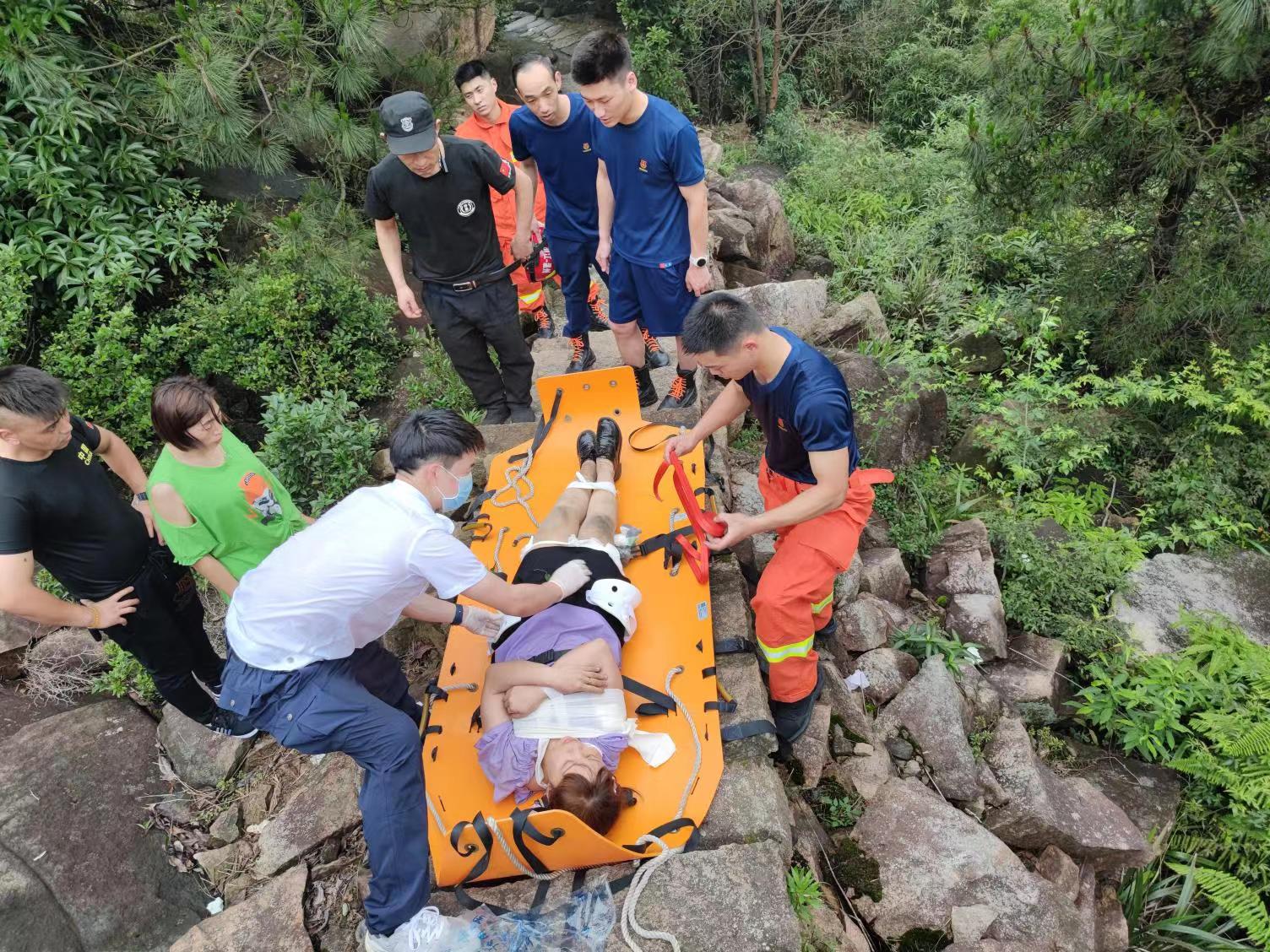 开屏新闻-女子相约爬山不慎摔伤被困曲靖紫麒山，消防员前往救援