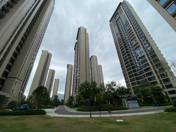 悦熙庭小区位于滨海十三路,地处十三路中心地段,一期