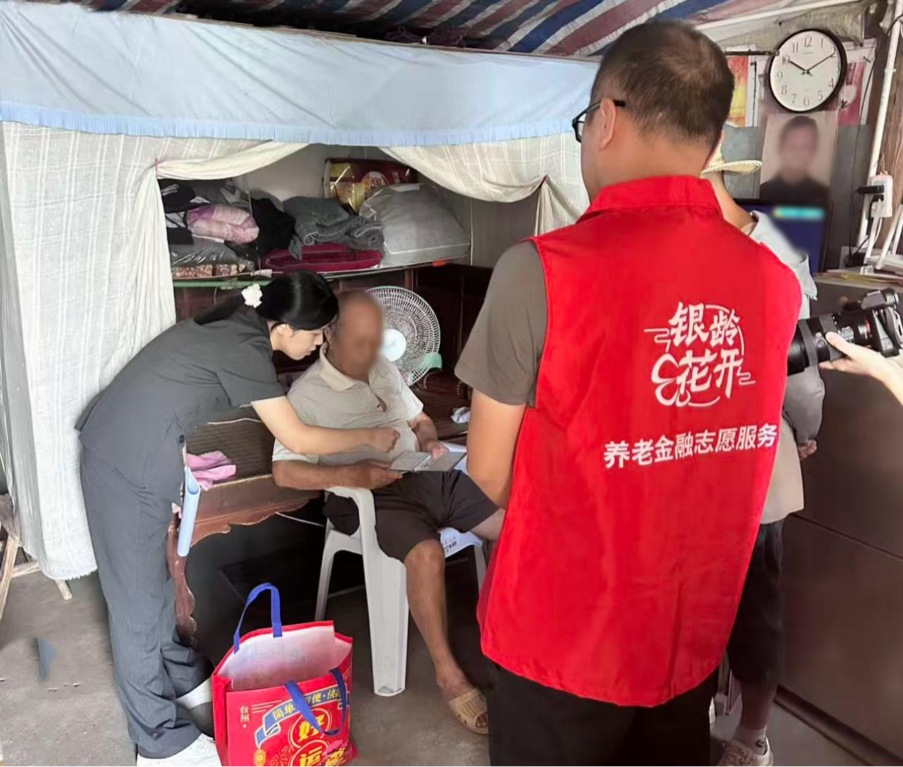 法银携手送温暖 敬老普法传温情