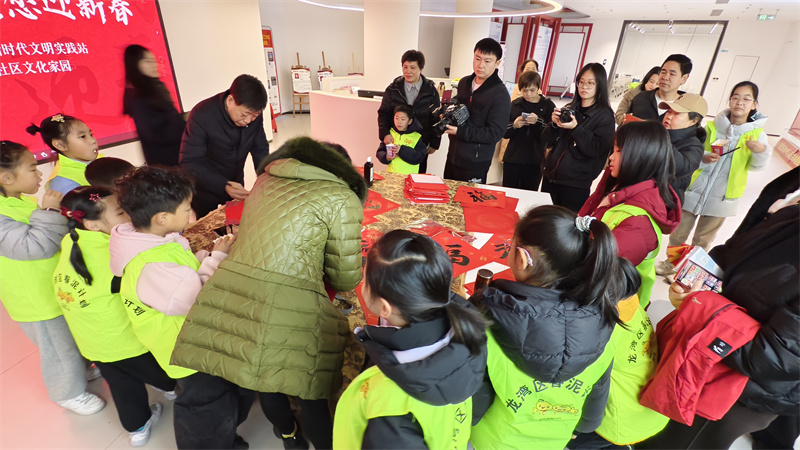 �������ݣ�ī��ӭ�´� ���ﹲ�ż� �黭չ���������Ļ���