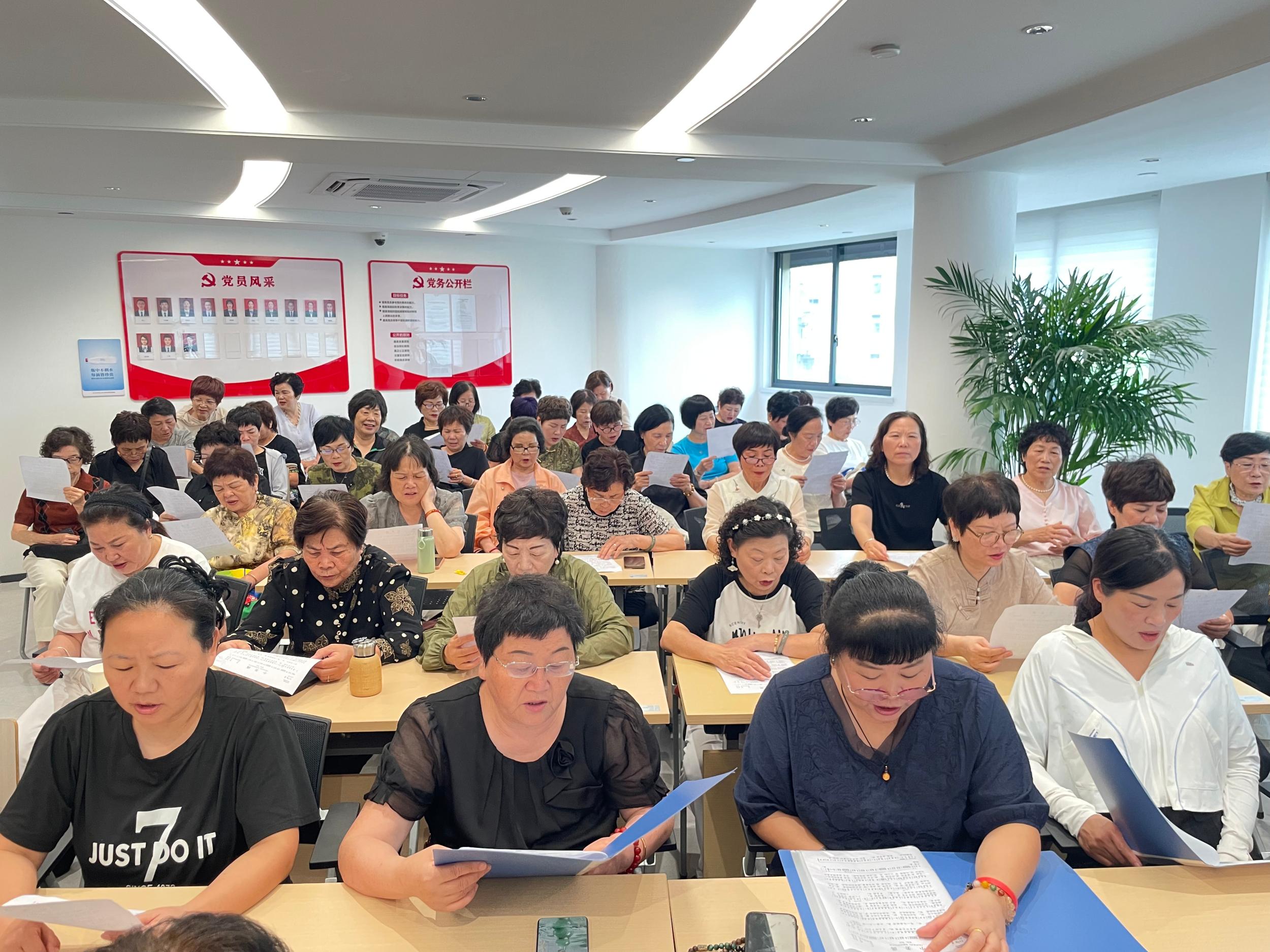 龙湾状元:拒绝无聊!龙腾社区跨界“组团” 共筑银龄音乐梦