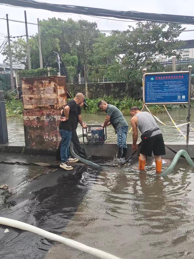 龙湾海滨:街道党员干部奋战救灾清障第一线