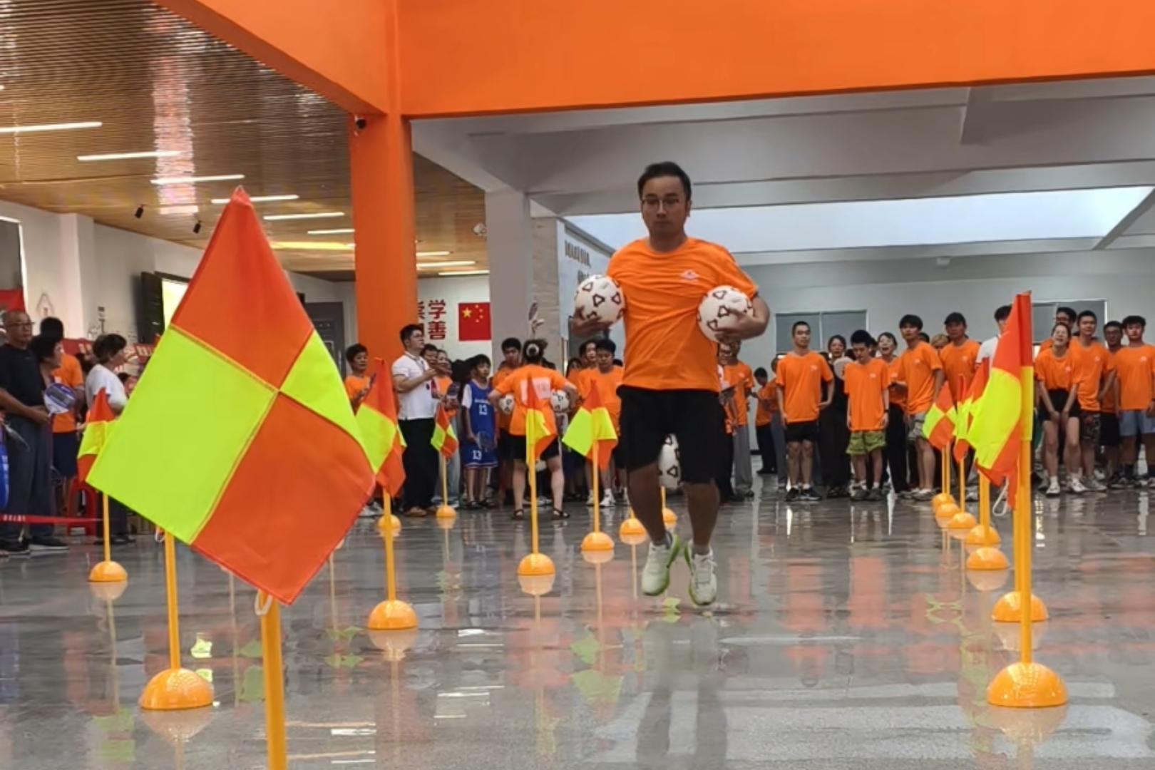 龙湾沙城首届趣味运动会火热举行 邻里同乐庆“八一”
