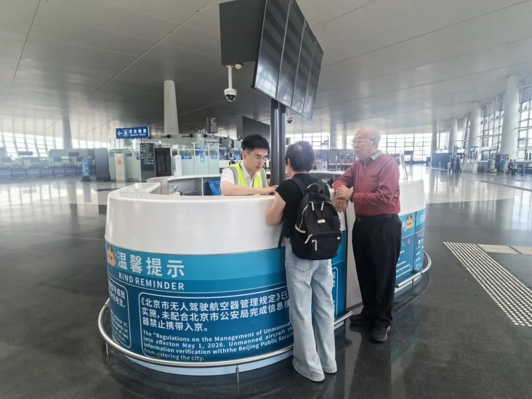 台风值守有温度 温情化解外籍旅客出行困境